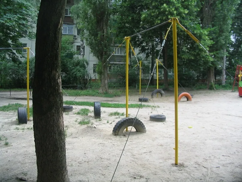 Barres parallèles à Calisthenics Park at проспект Перемоги, Чернігів – photo 2 sur 8