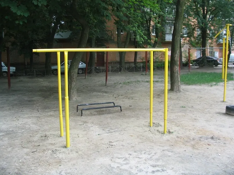 Barres parallèles au sol à Calisthenics Park at проспект Перемоги, Чернігів – photo 8 sur 8