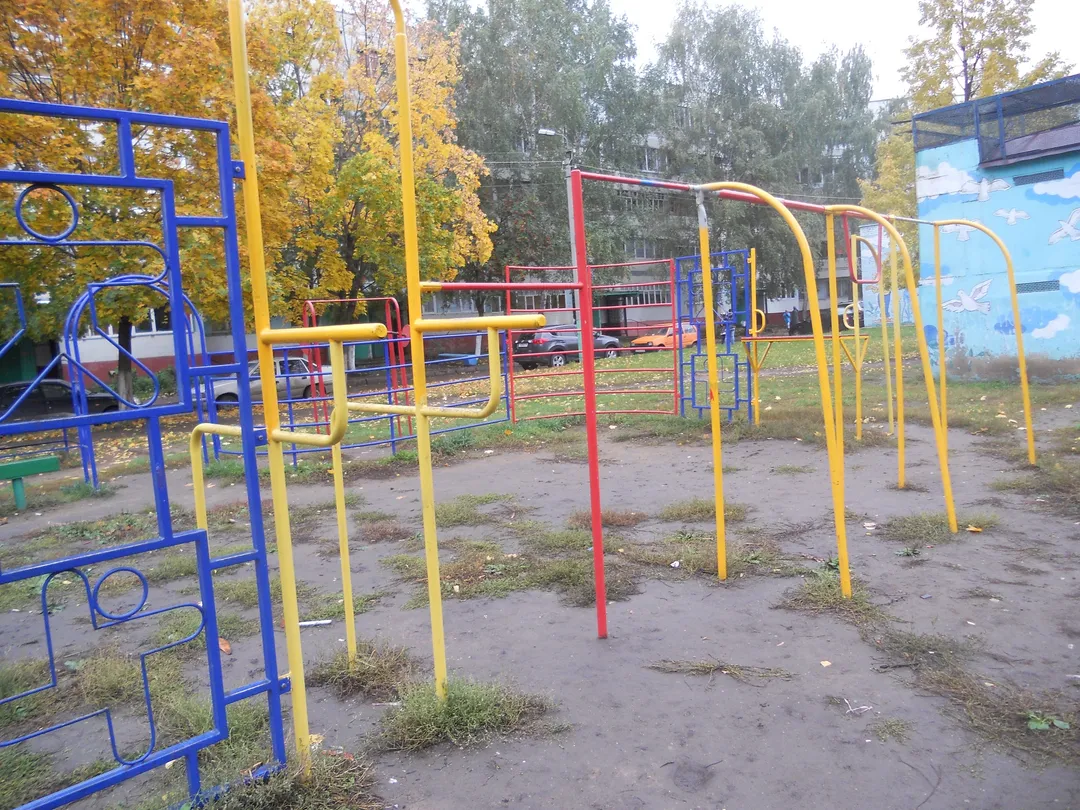 Barra de Dominadas en Calisthenics Park at улица Хади Такташа, Набережные Челны – foto 1 de 5