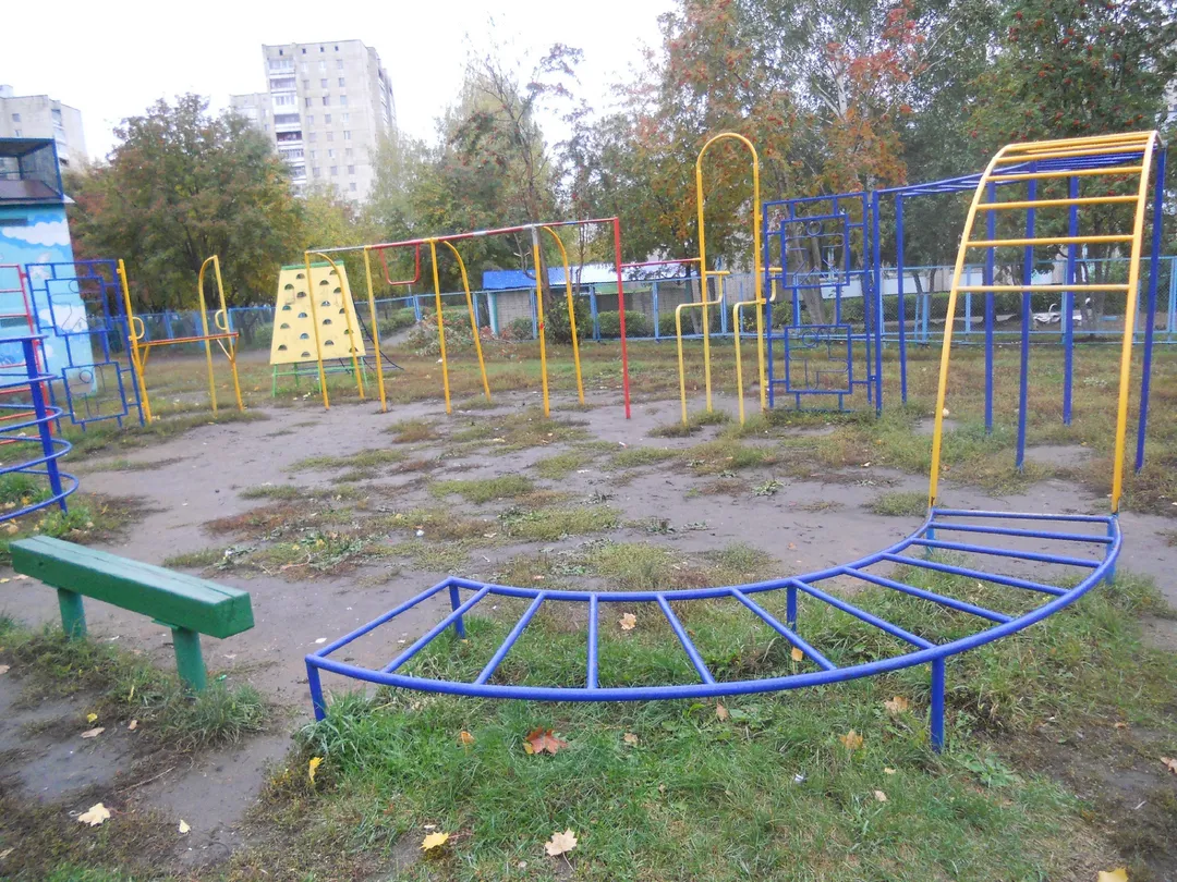 Barra de Dominadas en Calisthenics Park at улица Хади Такташа, Набережные Челны – foto 5 de 5
