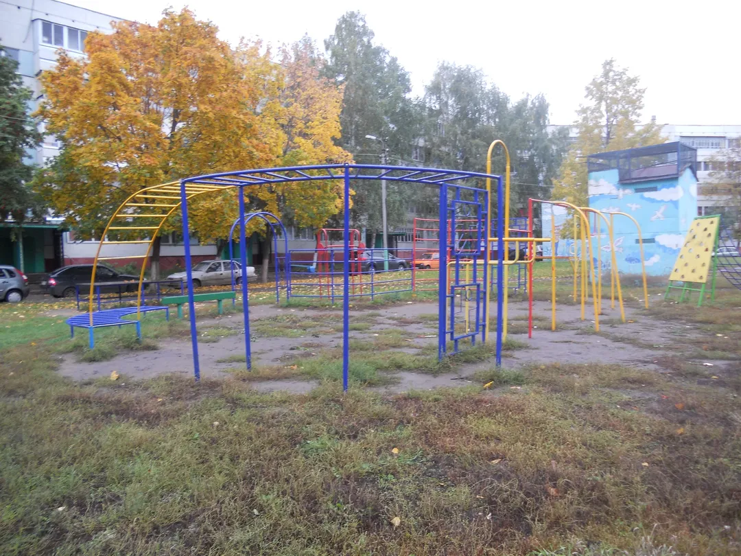 Barras Paralelas en Calisthenics Park at улица Хади Такташа, Набережные Челны – foto 2 de 5