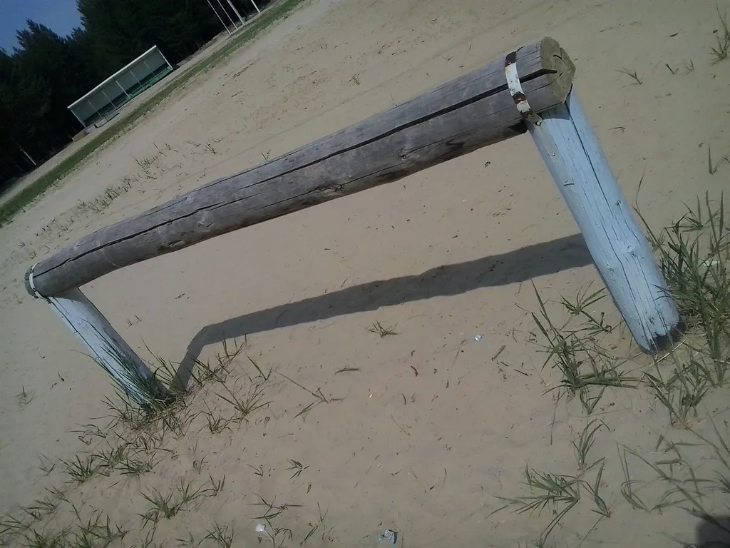 Trave di equilibrio presso Calisthenics Park at Парковая улица, Урай – foto 4 di 8