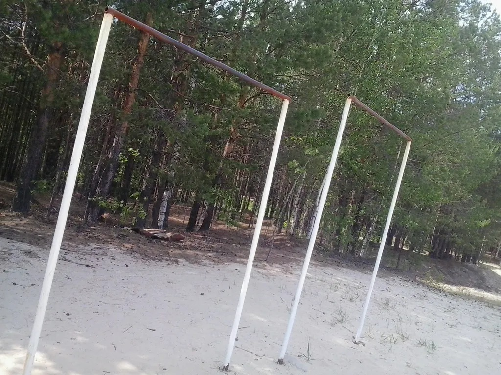 Sbarra per trazioni presso Calisthenics Park at Парковая улица, Урай – foto 5 di 8