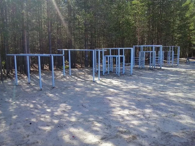 Sbarra per trazioni presso Calisthenics Park at Парковая улица, Урай – foto 1 di 8