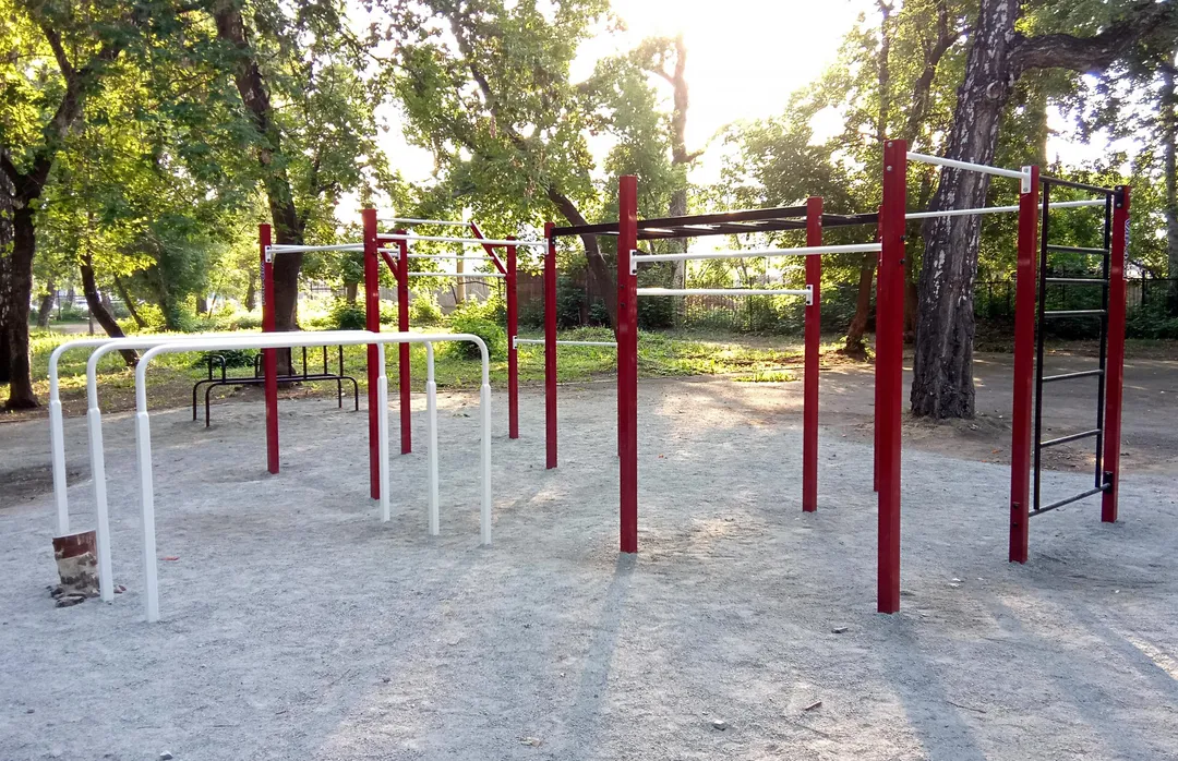 Bare paralele la Calisthenics Park at Алейская улица, городской округ Новосибирск – fotografia 2 din 4