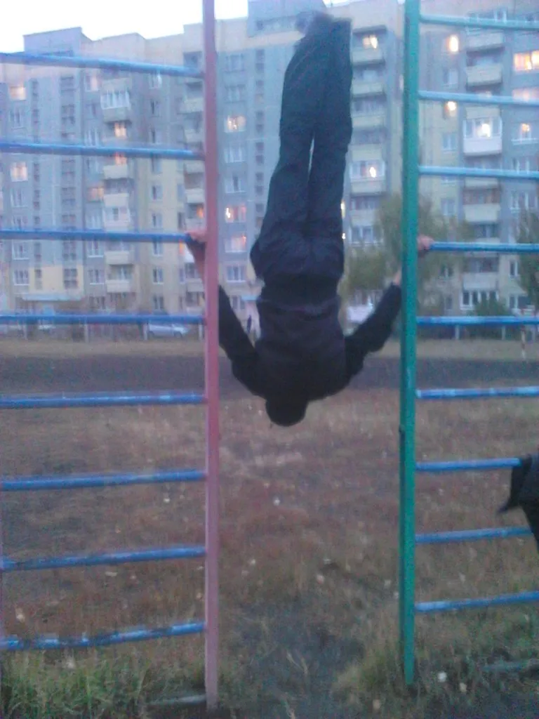 Sbarra per trazioni presso Calisthenics Park at Барнаульская улица, Омск – foto 4 di 4