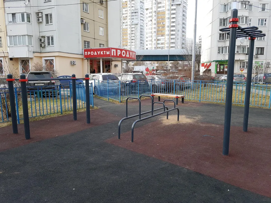 Espalderas en Calisthenics Park at Скобелевская улица, Москва – foto 3 de 4