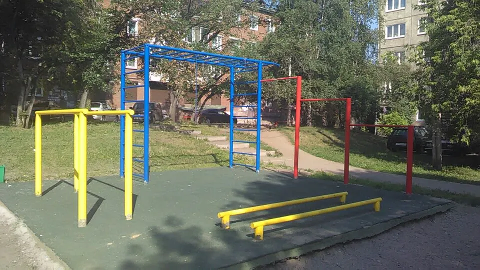 Hangelstange bei Calisthenics Park at улица Красных Мадьяр, Иркутск – Foto 3 von 4