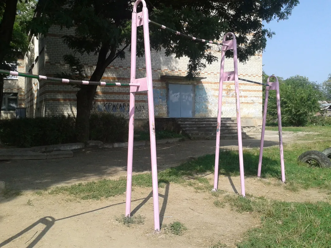 Sbarra per trazioni presso Calisthenics Park at Кривая улица, Левокумка – foto 1 di 2