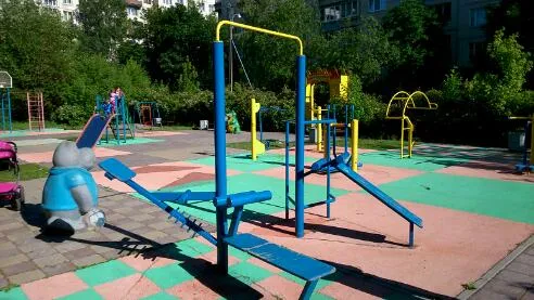 Sbarra per trazioni presso Calisthenics Park at проспект Энергетиков, Санкт-Петербург – foto 1 di 2