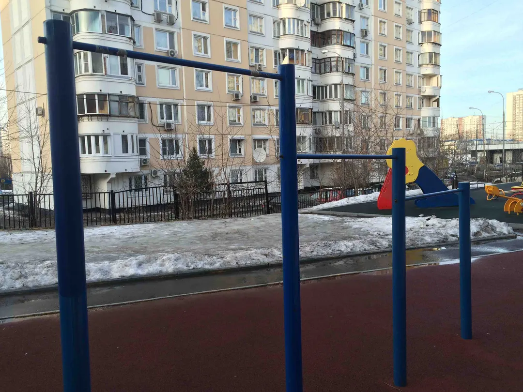 Barre de traction à Calisthenics Park at Шипиловская улица, Москва #wp2287 – photo 1 sur 3