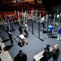 Современная площадка в стиле "Getto-workout". Под навесом( под мостом), есть освещение, туалеты и даже Wi-Fi, полы прорезинены как на верхнем озере. На зиму закрывается и охраняется. Открытие весной и до холодов.