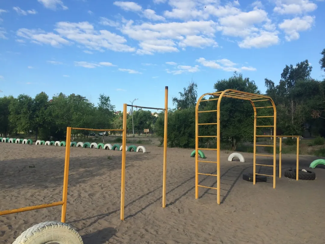 Sbarra per trazioni presso Calisthenics Park at Адмиралтейская площадь, Воронеж – foto 1 di 1