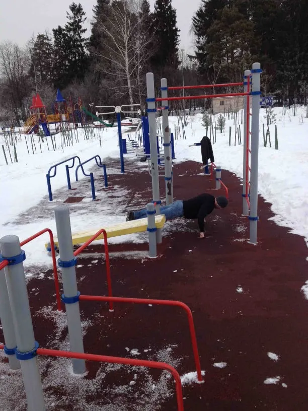 Barres parallèles à Calisthenics Park at Первомайская улица, Захарово – photo 2 sur 4