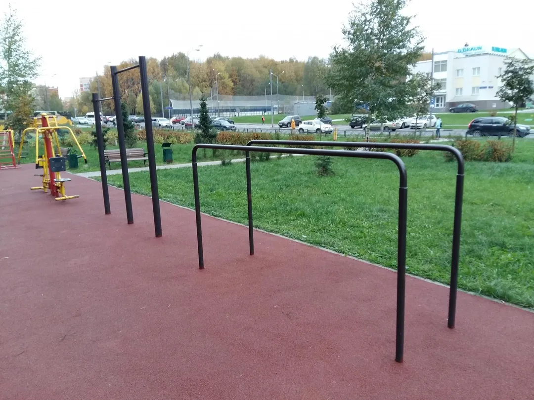 Bară de tracțiuni la Calisthenics Park at улица Соловьиная Роща, Москва – fotografia 1 din 4