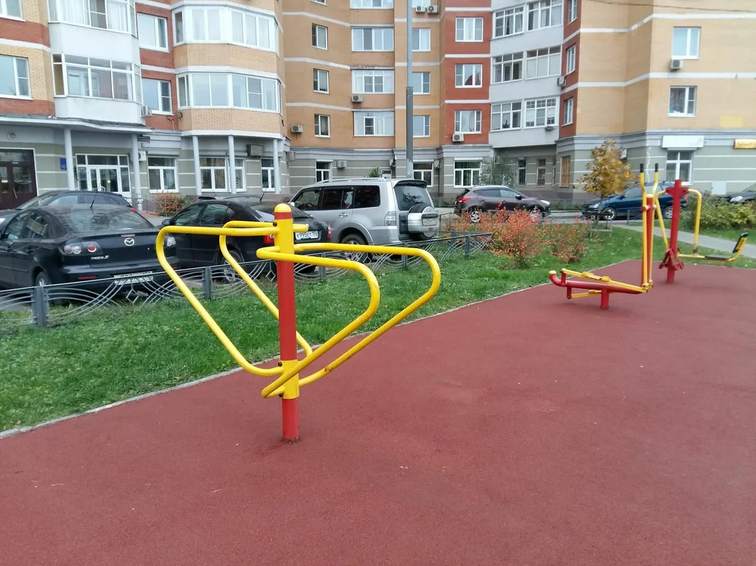 Simulator de schi fond la Calisthenics Park at улица Соловьиная Роща, Москва – fotografia 3 din 4