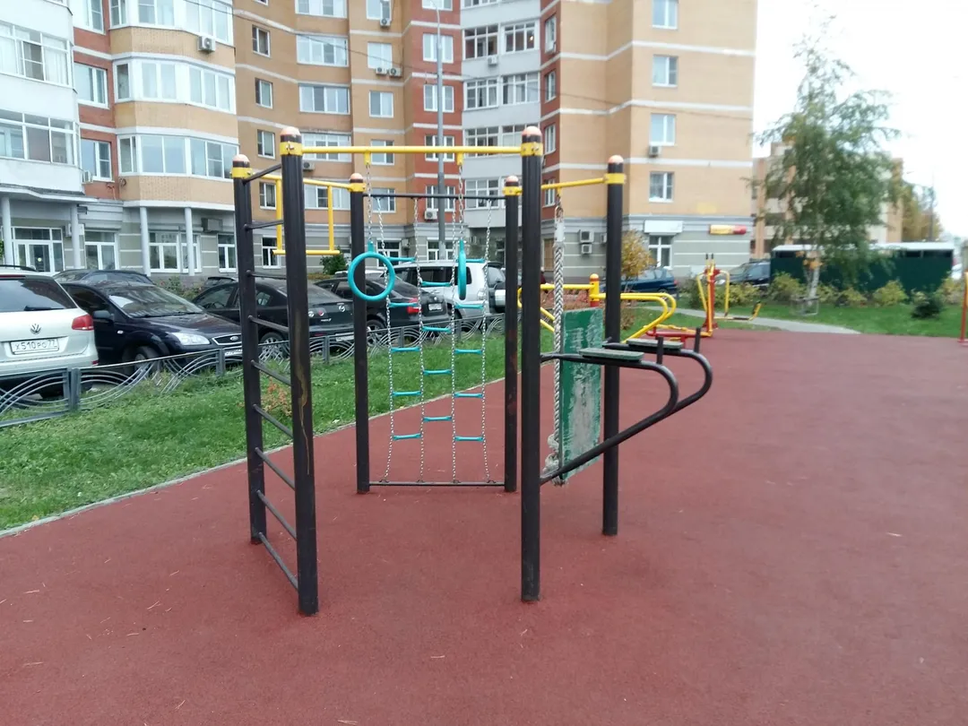 Bare paralele la Calisthenics Park at улица Соловьиная Роща, Москва – fotografia 2 din 4