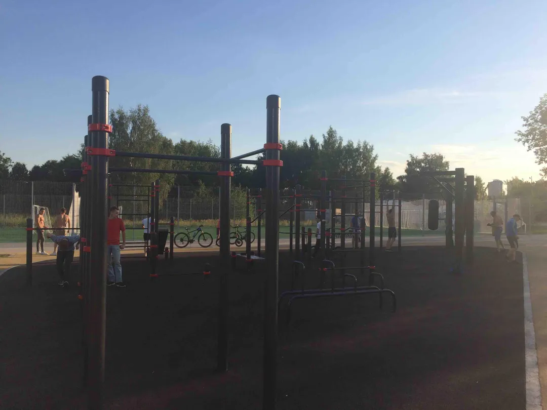 Bare paralele la Calisthenics Park at Строгинское шоссе, Москва #wp2305 – fotografia 2 din 6