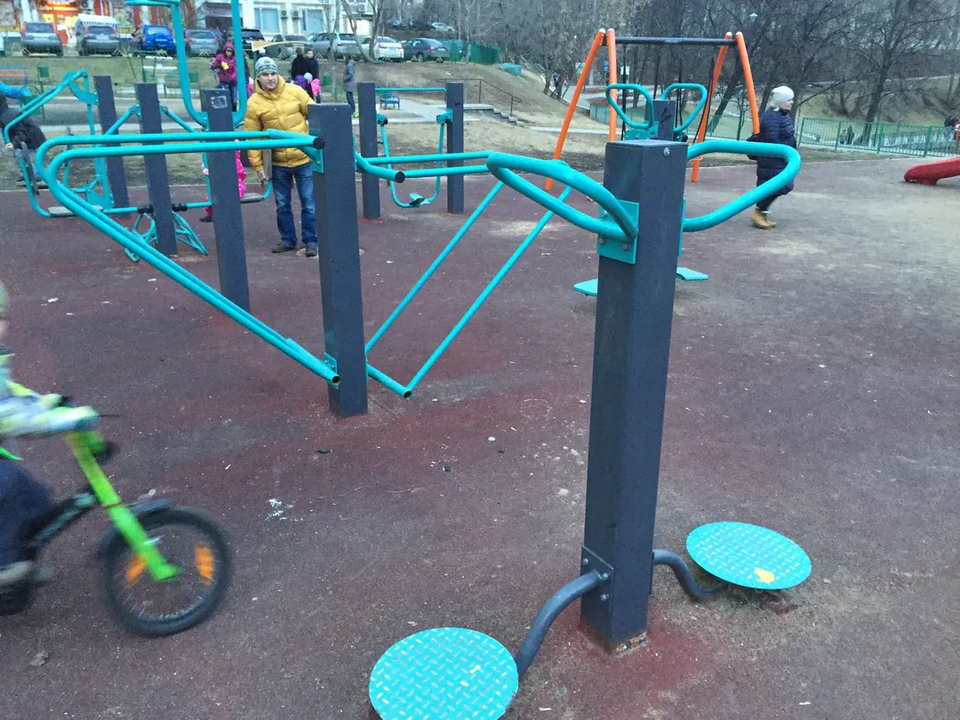 Sbarra per trazioni presso Calisthenics Park at Беловежская улица, Москва – foto 5 di 5
