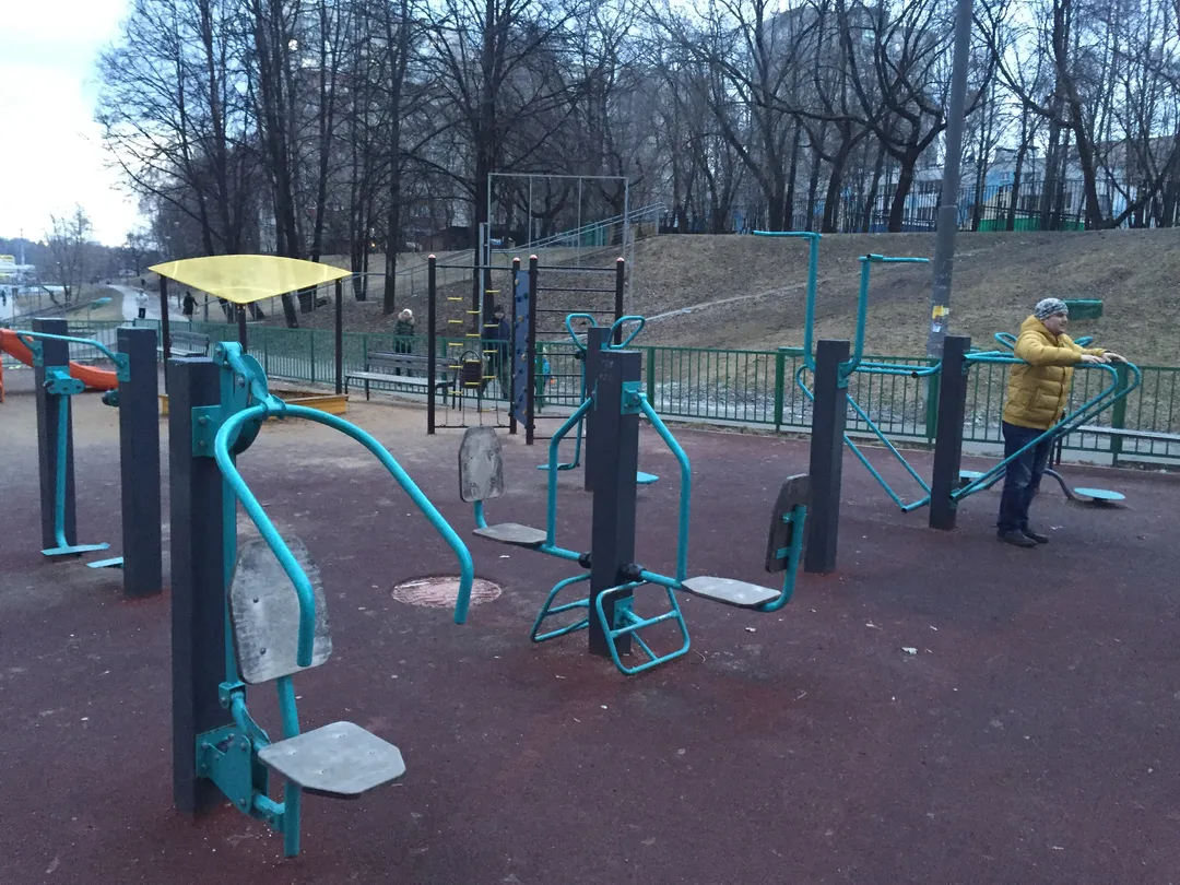 Parallele presso Calisthenics Park at Беловежская улица, Москва – foto 2 di 5