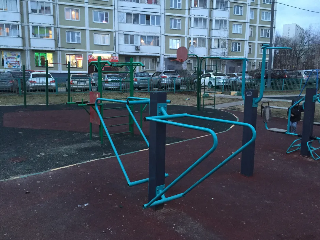 Spalliera presso Calisthenics Park at Беловежская улица, Москва – foto 4 di 5
