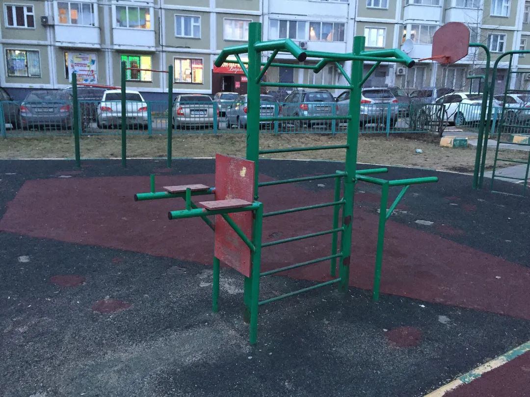 Sbarra per trazioni presso Calisthenics Park at Беловежская улица, Москва – foto 1 di 5