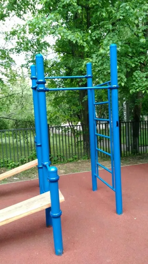Sbarra per trazioni presso Calisthenics Park at Комсомольская улица, Красногорск – foto 1 di 6