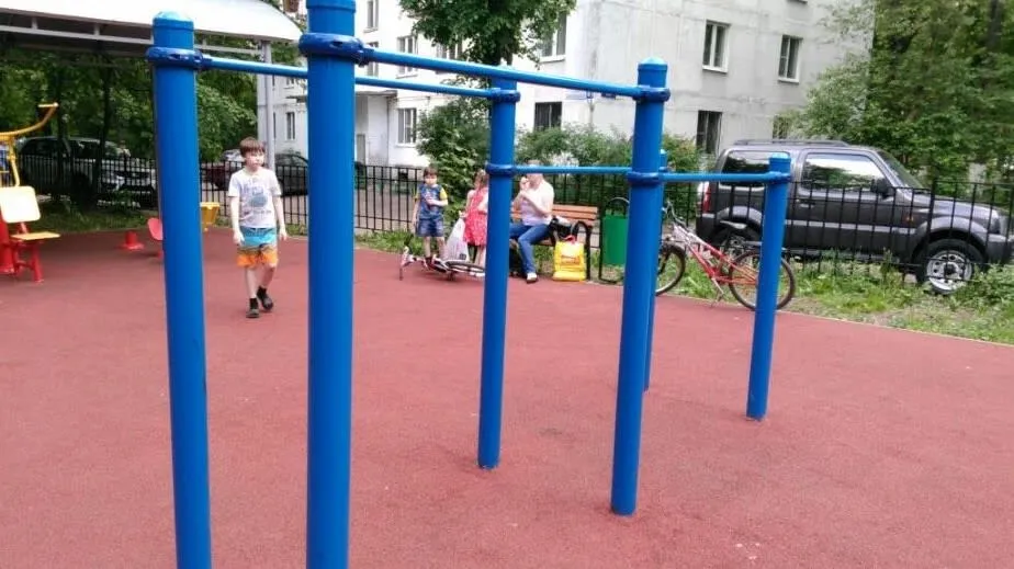 Panca per addominali presso Calisthenics Park at Комсомольская улица, Красногорск – foto 4 di 6