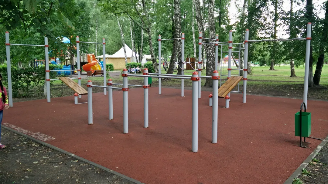 Parallele presso Calisthenics Park at улица Гоголя, Пушкино – foto 2 di 2