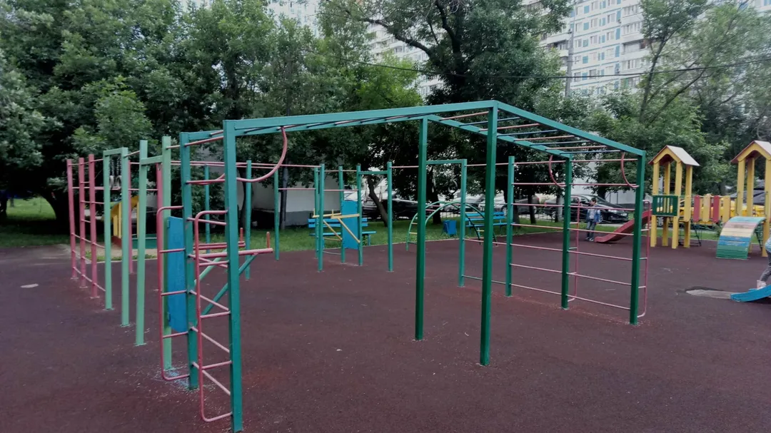 Bare paralele la Calisthenics Park at Краснополянская улица, Москва – fotografia 2 din 2