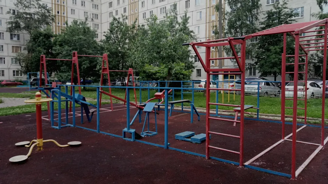 Bară de tracțiuni la Calisthenics Park at Краснополянская улица, Москва – fotografia 1 din 2