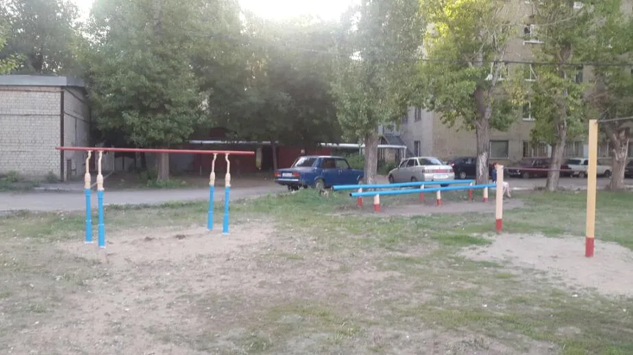 Parallele presso Calisthenics Park at Зеркальная улица, Саратов – foto 2 di 5