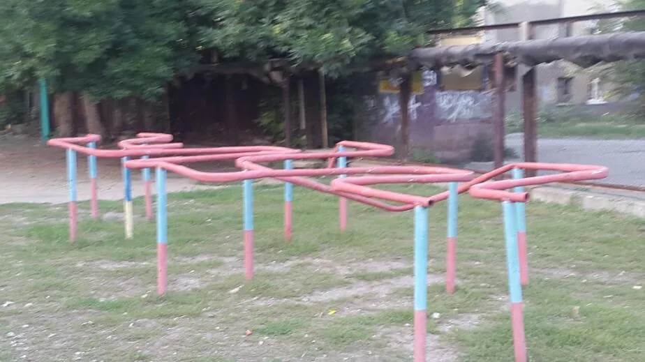 Sbarra per trazioni presso Calisthenics Park at Зеркальная улица, Саратов – foto 5 di 5