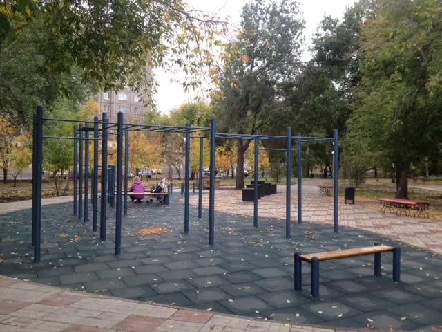Barres parallèles à Calisthenics Park at улица Завенягина, Магнитогорск – photo 2 sur 2