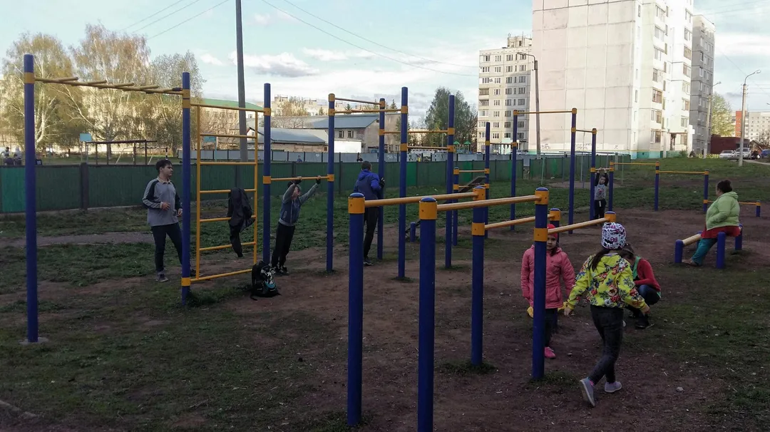 Sbarra per trazioni presso Calisthenics Park at улица Ухтомского, Уфа – foto 1 di 1