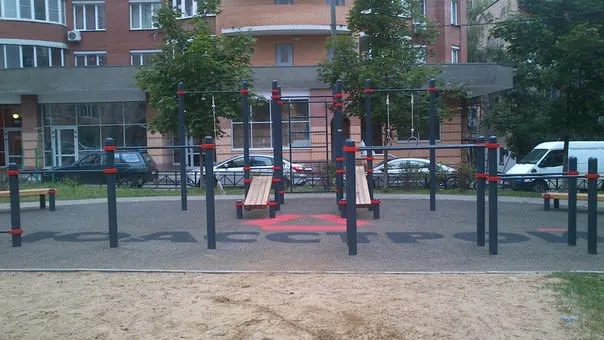 Бруси на майданчику Calisthenics Park at Можайское шоссе, Одинцово – фото 2 з 2