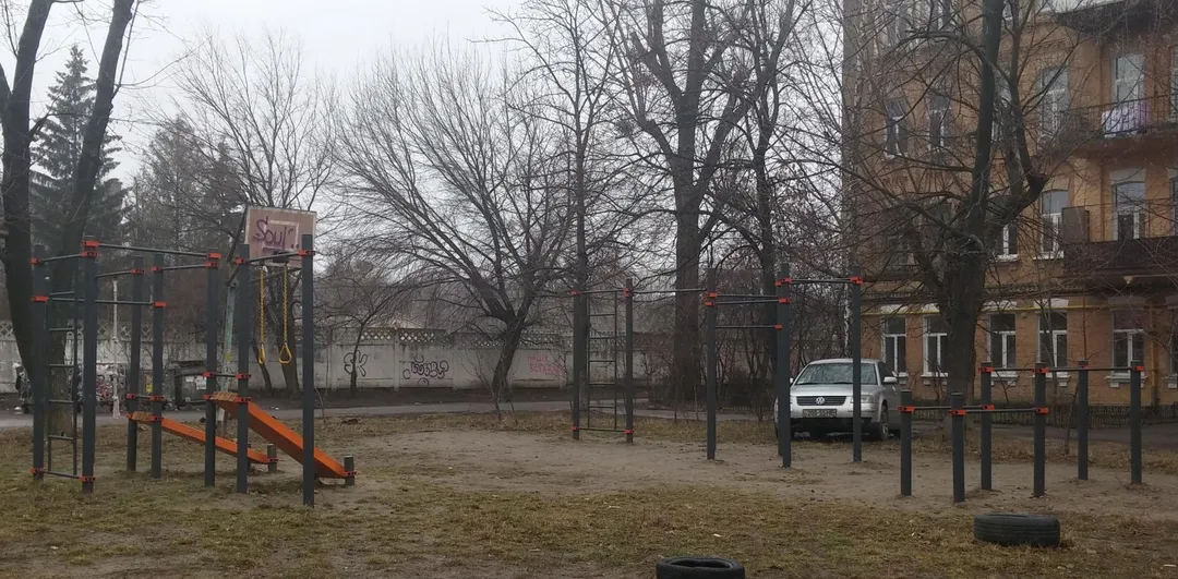 Bauchbank bei Calisthenics Park at вулиця Генерала Генадія Воробйова, Київ – Foto 4 von 4
