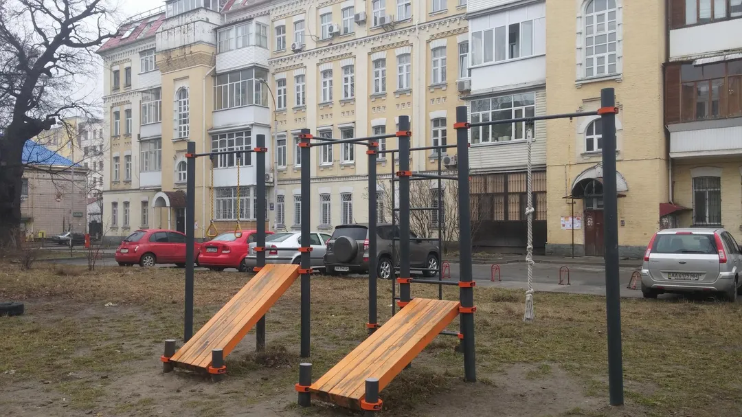 Klimmzugstange bei Calisthenics Park at вулиця Генерала Генадія Воробйова, Київ – Foto 1 von 4