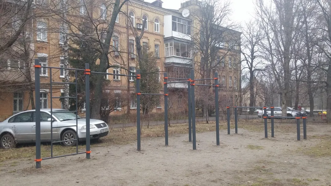 Barren bei Calisthenics Park at вулиця Генерала Генадія Воробйова, Київ – Foto 2 von 4