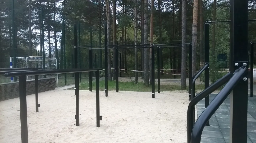 Barres parallèles à Calisthenics Park at Пролетарский проспект, Сургут – photo 2 sur 5