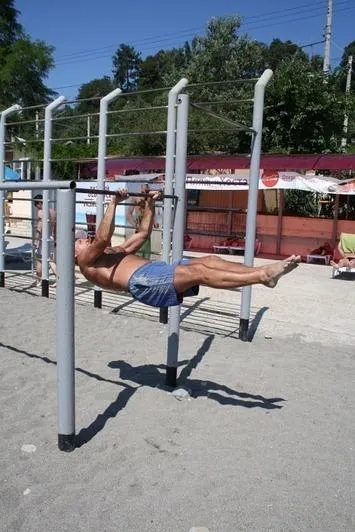Sbarra per trazioni presso Calisthenics Park at Краснополянская улица, Сочи – foto 1 di 2