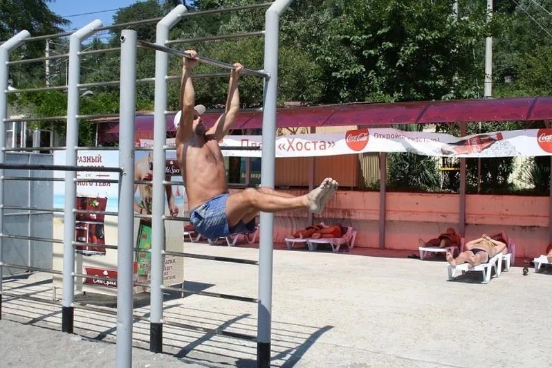 Parallele presso Calisthenics Park at Краснополянская улица, Сочи – foto 2 di 2