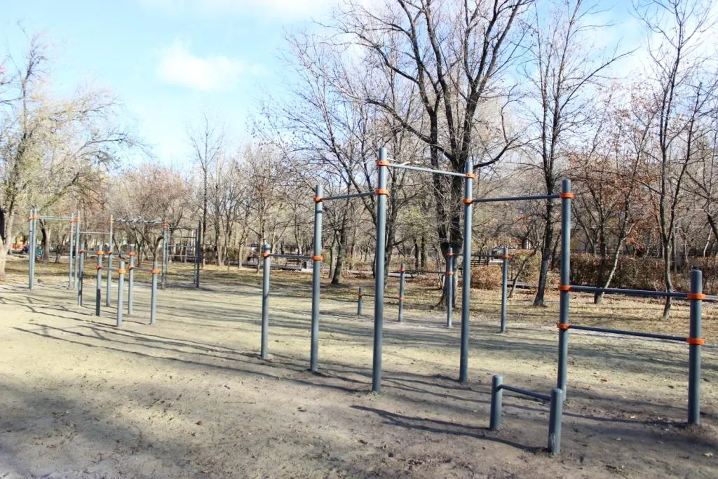 Parallele presso Calisthenics Park at Химическая улица, Саратов – foto 2 di 2