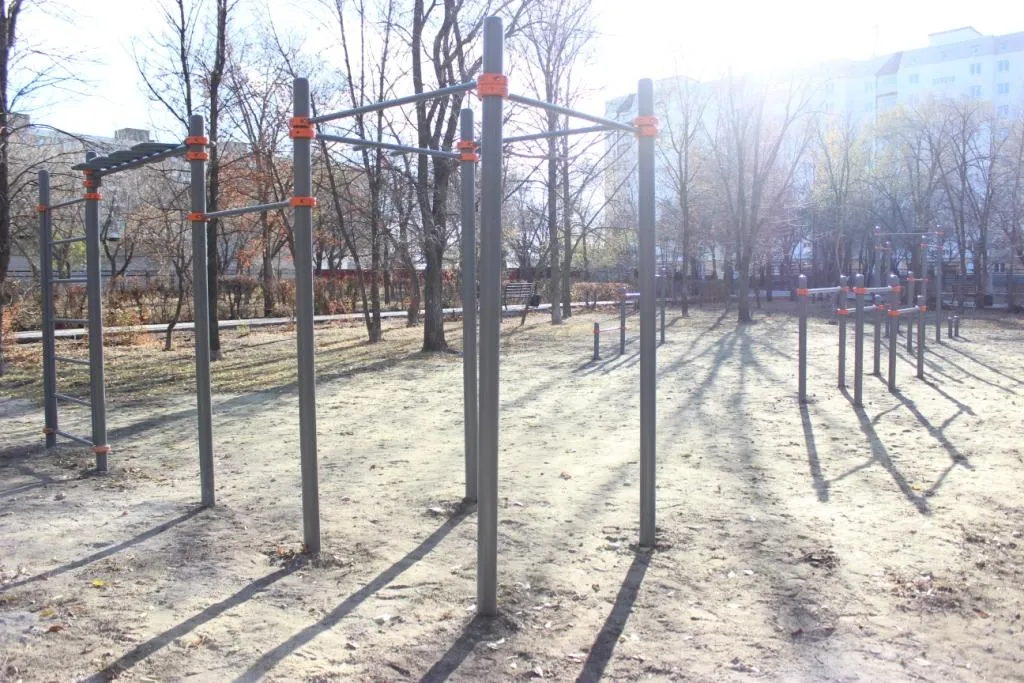 Sbarra per trazioni presso Calisthenics Park at Химическая улица, Саратов – foto 1 di 2