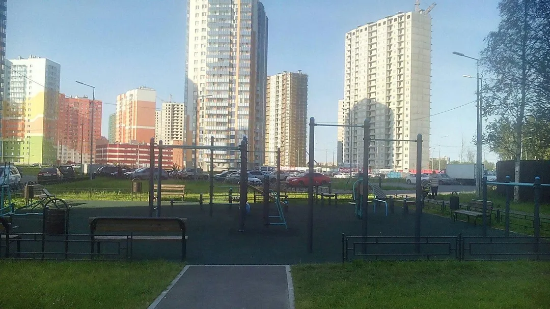 Sbarra per trazioni presso Calisthenics Park at Муринская дорога, Санкт-Петербург #wp2379 – foto 1 di 3