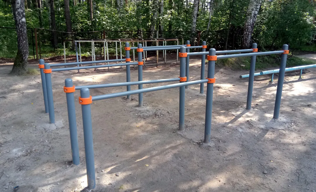Bare paralele la Calisthenics Park at тропинка академика Б. В. Войцеховского, городской округ Новосибирск – fotografia 7 din 12