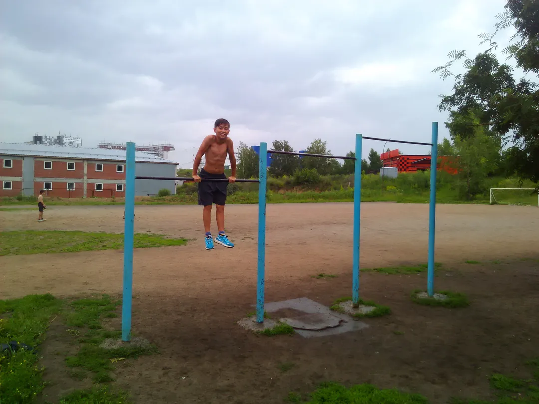 Pull Up Bar at Calisthenics Park at Лазурная улица, городской округ Новосибирск – photo 1 of 2