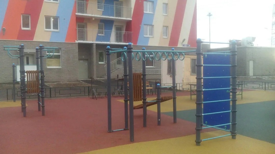 Parallele presso Calisthenics Park at улица Корнея Чуковского, Санкт-Петербург – foto 2 di 2