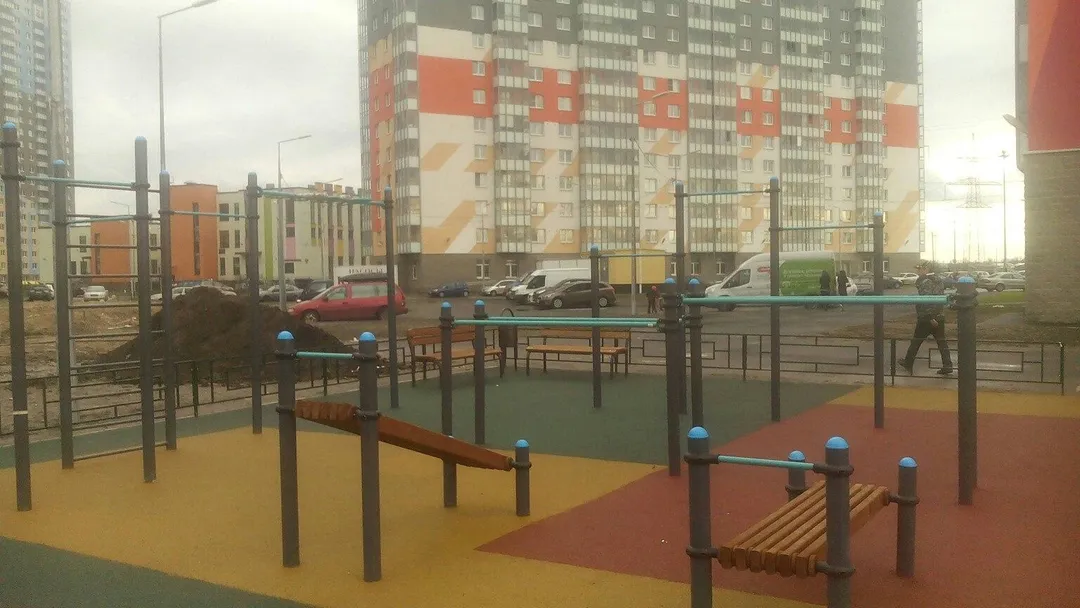 Sbarra per trazioni presso Calisthenics Park at улица Корнея Чуковского, Санкт-Петербург – foto 1 di 2
