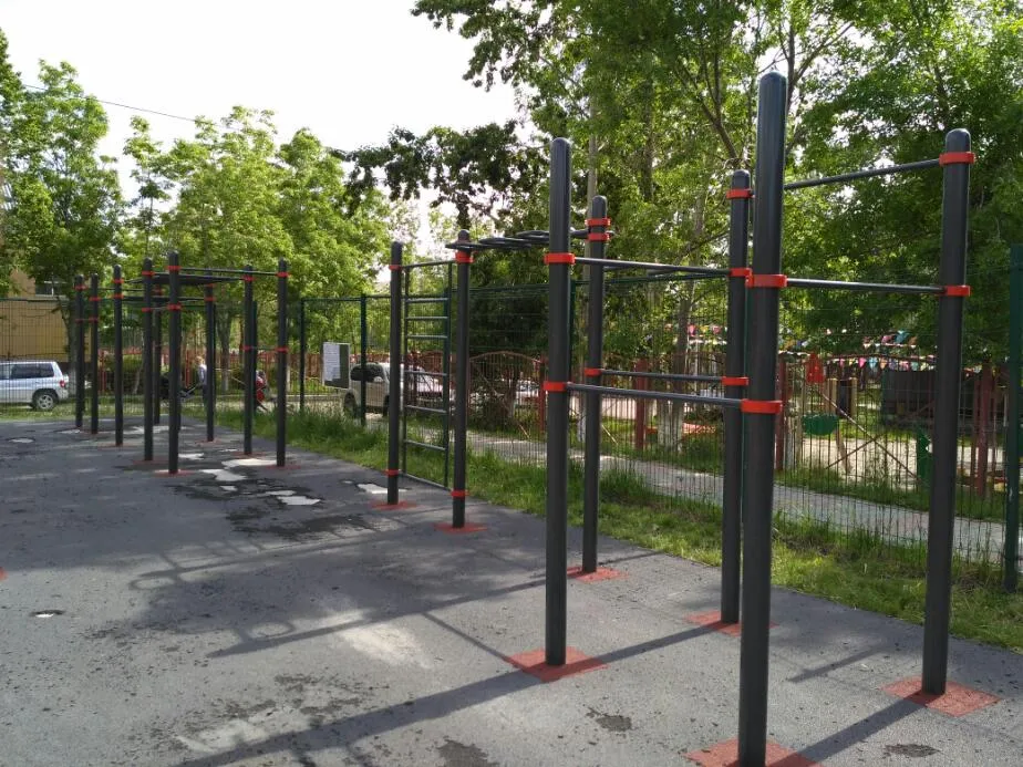Parallel Gym Bars at Calisthenics Park at проспект Победы, Южно-Сахалинск – photo 2 of 9